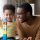 Vater spielt mit Sohn