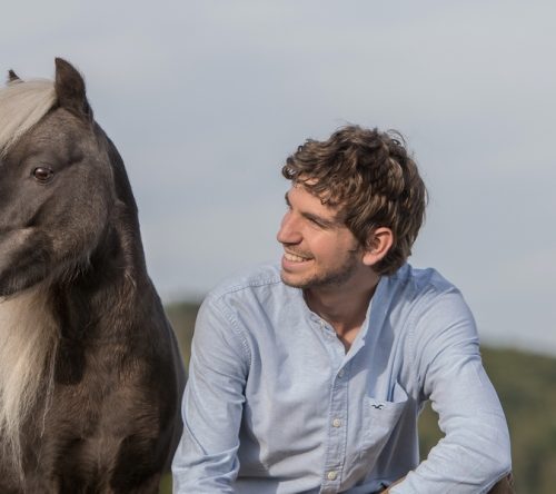 Arien Aguilar mit seinem Pony