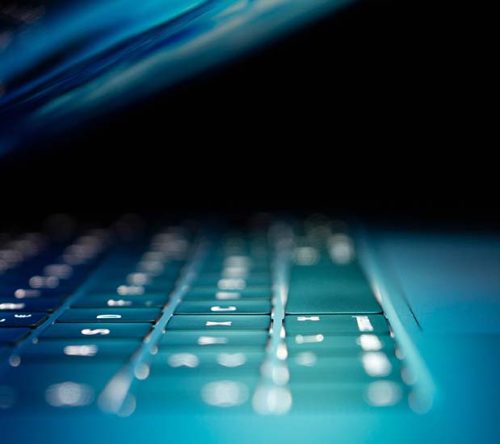 Aufgeklappte Laptop Tastatur