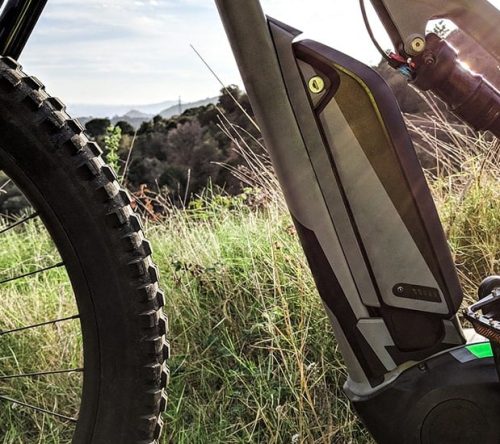 E-Bike-Akku an einem silbernen E-Bike