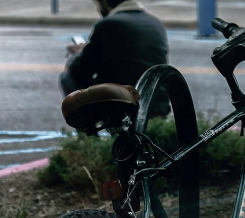 Fahrrad abgeschlossen im Dunkeln