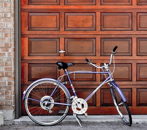 Fahrrad vor Garagentor
