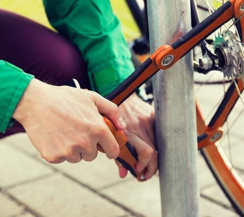 Fahrradschloss mit Hand