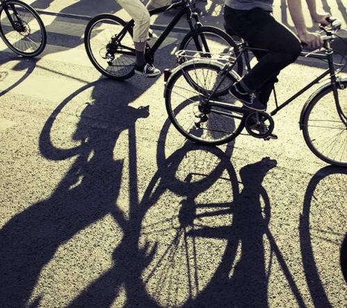 Fahrräder mit Schatten auf Asphalt