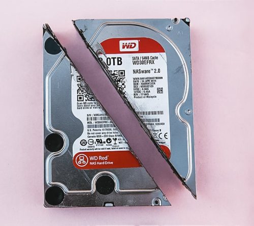 Festplatte auf rosa Hintergrund