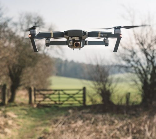 Fliegende Drohne über Stoppelfeld