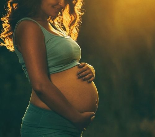 Frau hält Babybauch