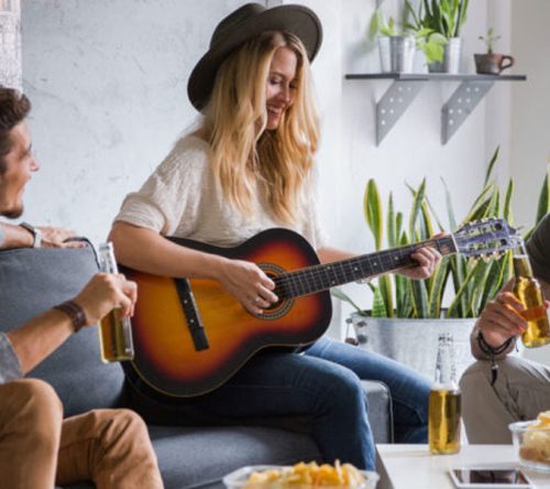 Freunde im Wohnzimmer haben Spass