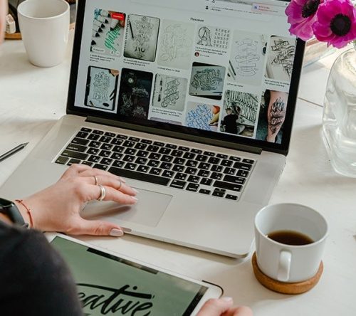 Kreativer Designer bedient Laptop