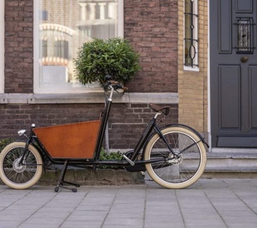 magazin-hero-lastenfahrrad-steht-am-hauseingang