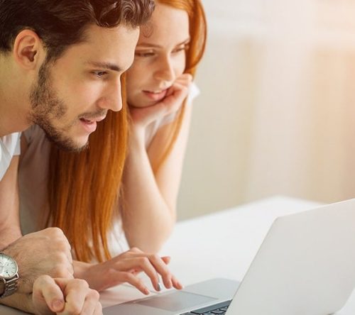 Mann und Frau sitzen am Laptop