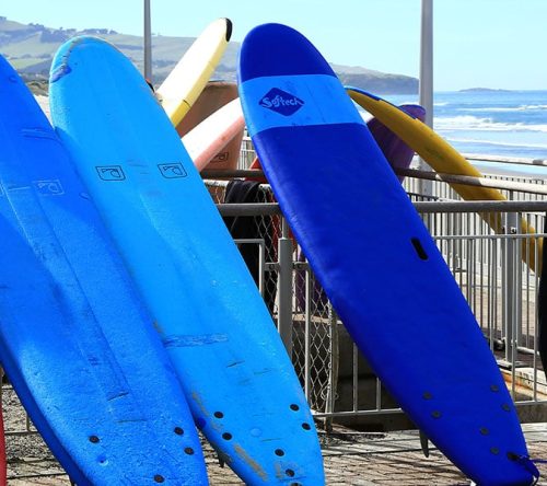 Mehrere Surfbretter am Strand