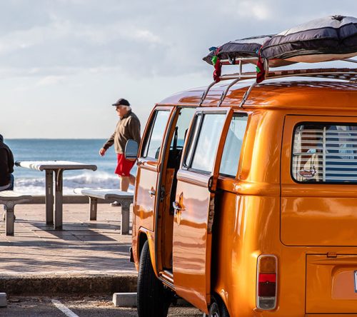 Orangener Bullie auf dem Parkplatz am Meer