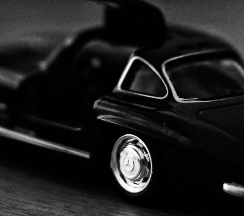 Schwarzes Mercedes Modellauto