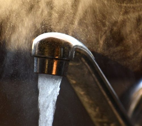 Wasserhahn mit laufenden Wasser