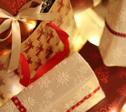 Weihnachtsgeschenke mit Lichterkette