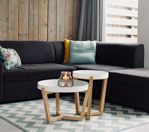 Wohnzimmer mit Sofa und bunten Kissen