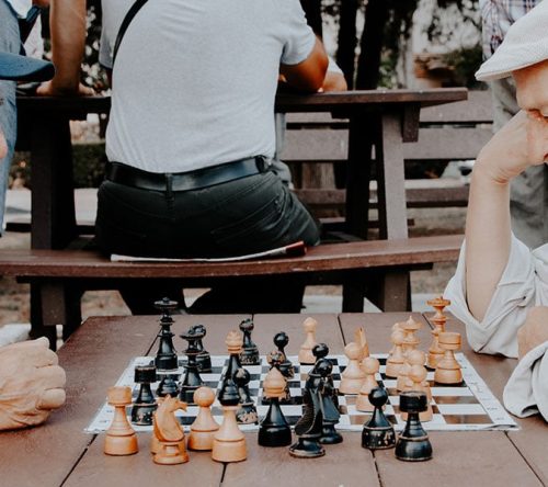 Zwei alte Herren spielen im Park Schach