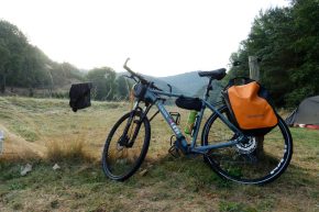 magazin_content_bikepacking-auf-wiese Bikepacking Rad auf Wiese