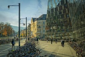 magazin_content_fahrrad_parkplatz_vor_gebäude Fahrrad-Parkplatz vor Gebäude