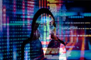 Frau vor Code