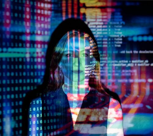 magazin_hero_Frau-vor-Code