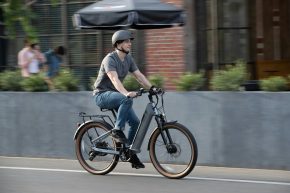 Mann schnell mit E-Bike