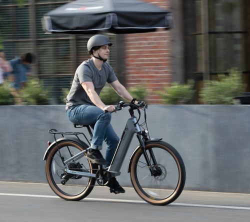 magazin_hero_mann-schnell-mit-e-bike