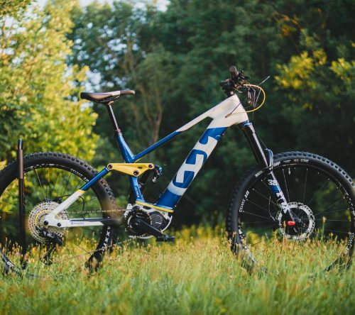 Mountain-Bike im Gras