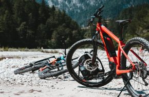 E-Bikes liegen auf Kies
