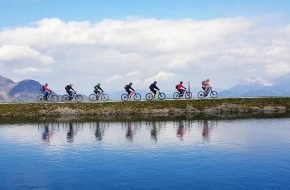 Fahrradfahrer fahren über einen Hügel
